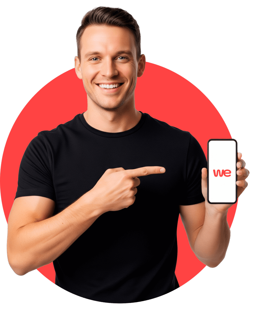 Homem de camiseta preta apontando para o celular com o aplicativo PedeJá aberto